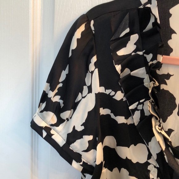 Banana Republic silky fitted blouse - Picture 5 of 5